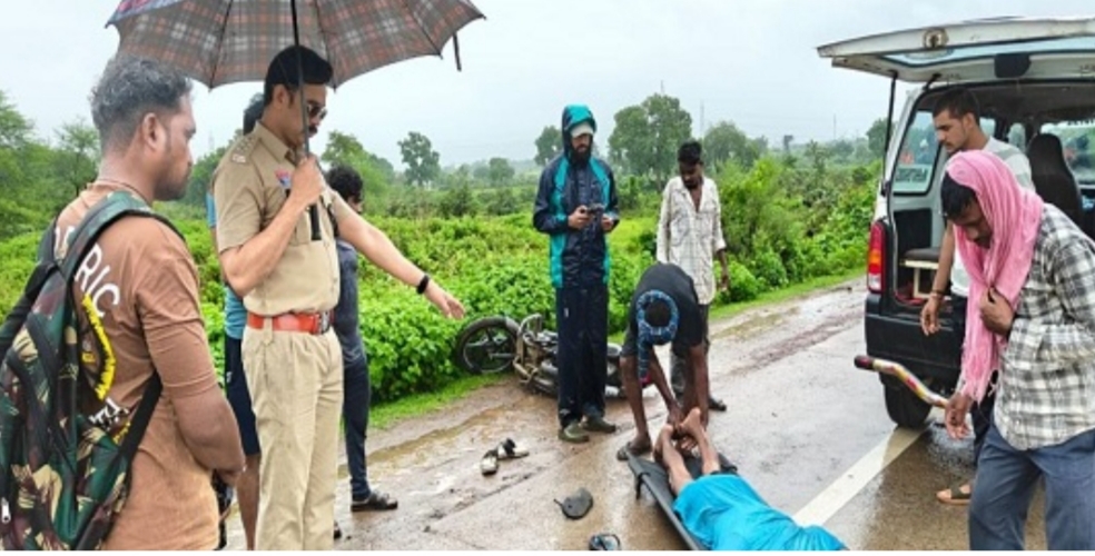नेशनल हाईवे पर तेज रफ्तार वाहन की टक्कर, युवक की मौत, दो गंभीर घायल...