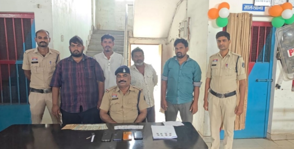 जुए की महफिल पर पुलिस का छापा, अरपा नदी किनारे टेंट लगाकर जुआ खेल रहे 4 आरोपी गिरफ्तार